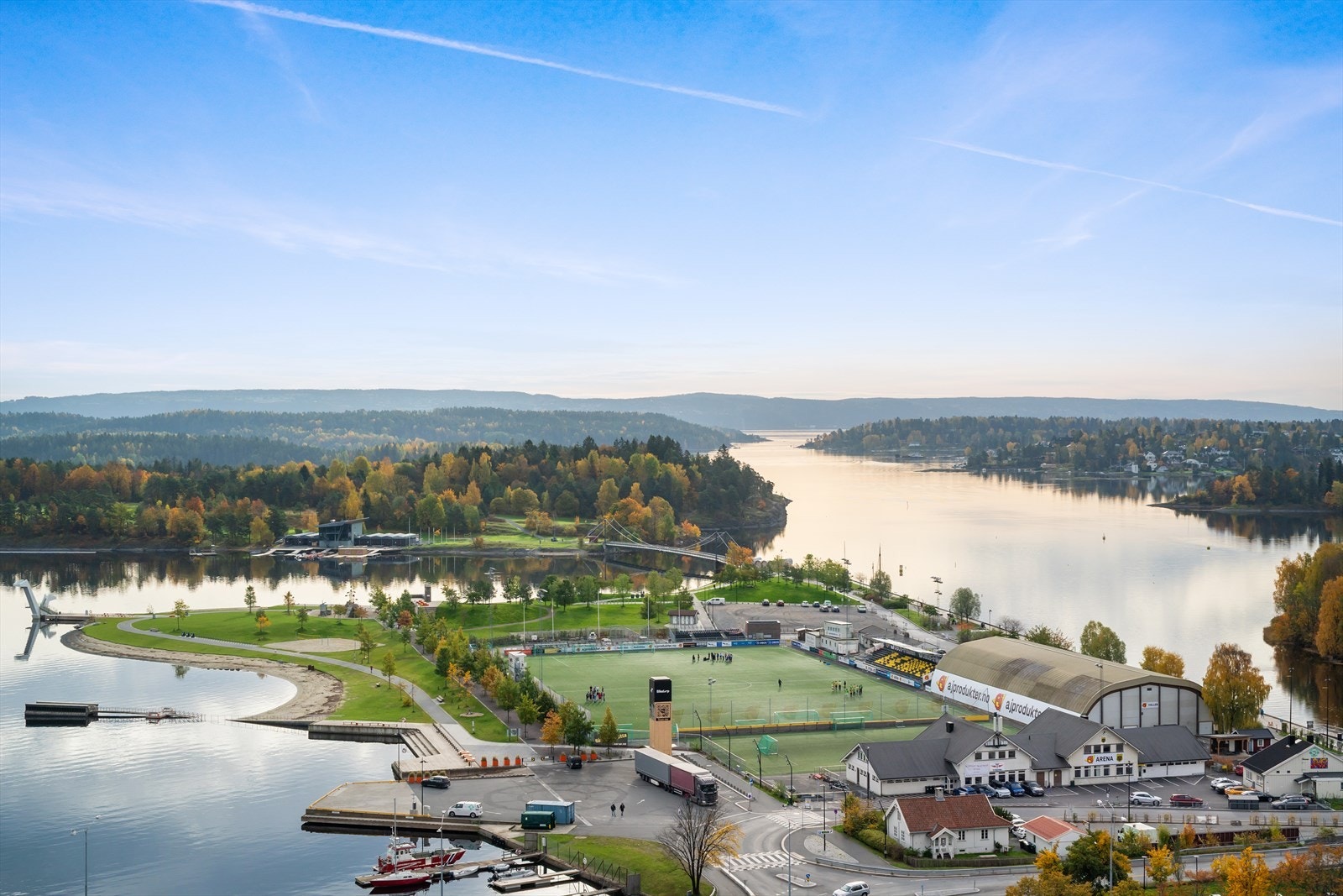 Fra terrassen kan man følge med på når f.eks. Bærum sportsklubb spiller hjemmekamper på Kaddettangen. Galleribilde