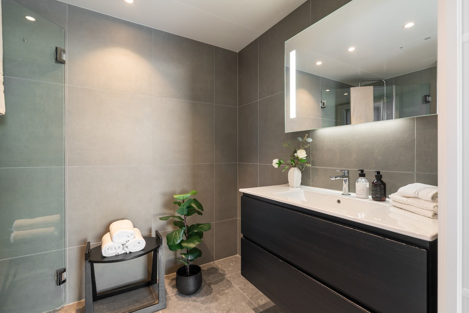 Bad 2 - ligger som en del av hovedsoverommet. Her er det også bred servant med skap og speil. Dusj med glassvegger. Varme i gulvet. Galleribilde