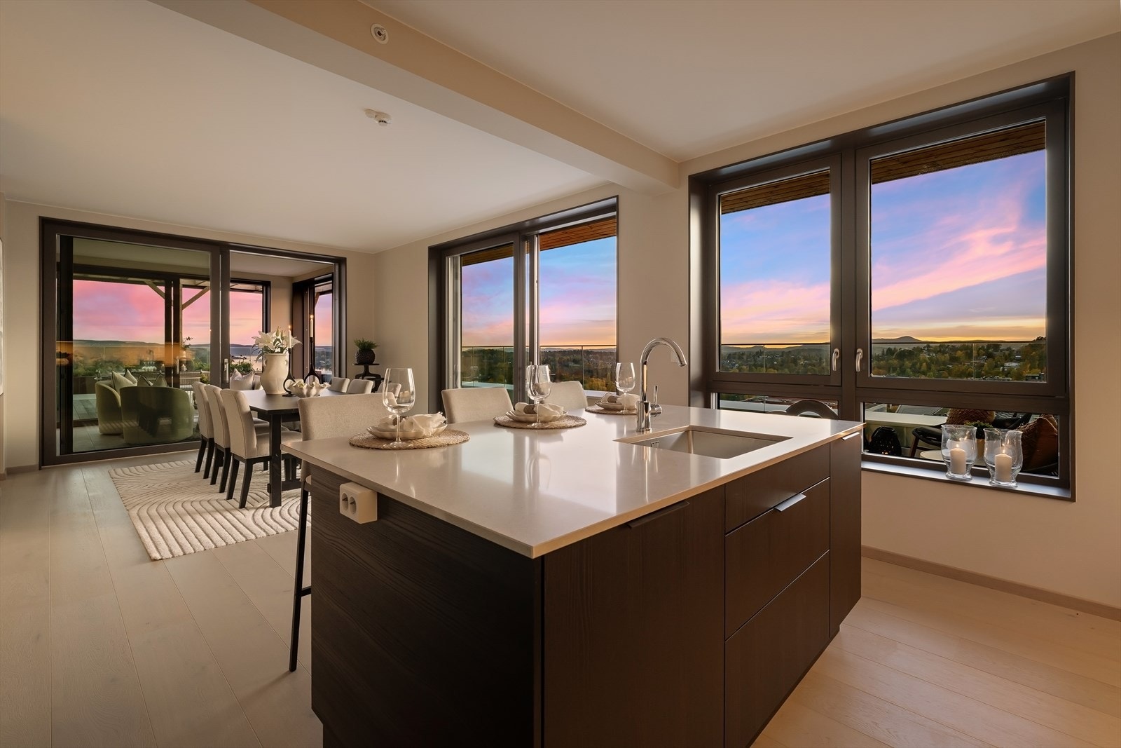 Lys og luftig kjøkken-og spisestue. En sosial sone hvor tidløst design møter utsøkt materialvalg. Galleribilde