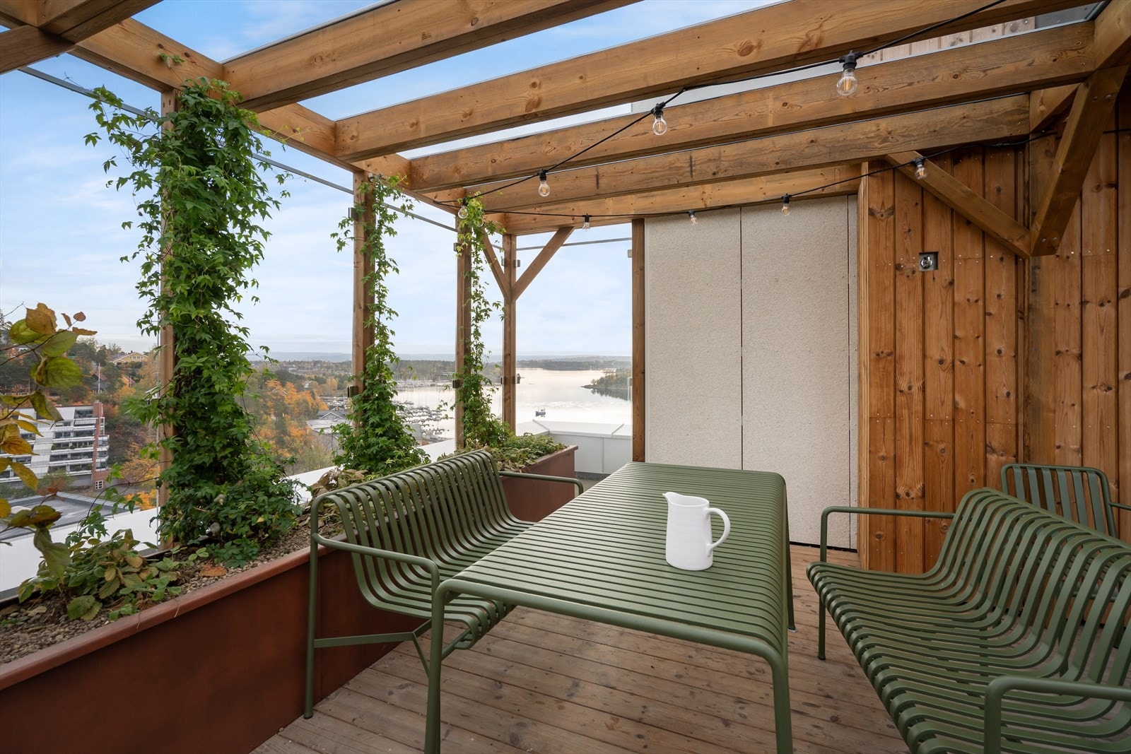 Det er også anledning til å benytte den felles takterrassen på bygget - denne ligger på "baksiden" av leiligheten. Når man kommer ut av heisen i 14. etasje, går man til høyre for å komme ut på fellesterrassen. Galleribilde