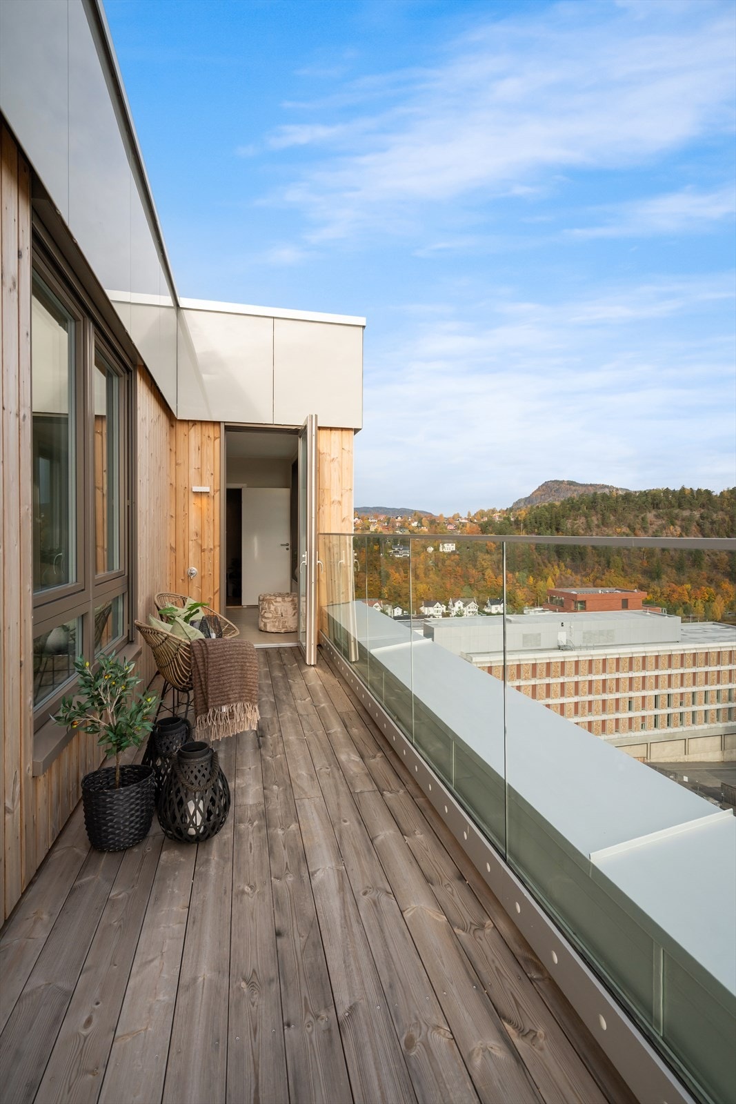 På terrassen utenfor stuen og hovedsoverommet vil man få den tidlige morgensolen. Galleribilde