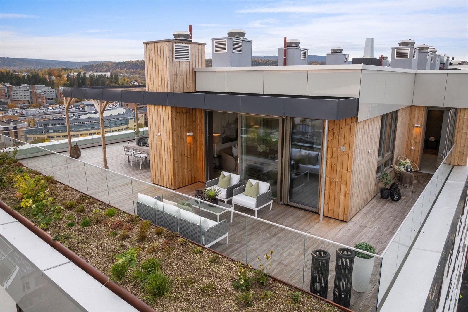 Her ser man fronten av leiligheten - balkongdøren til høyre tar deg inn i hovedsoverommet. Galleribilde