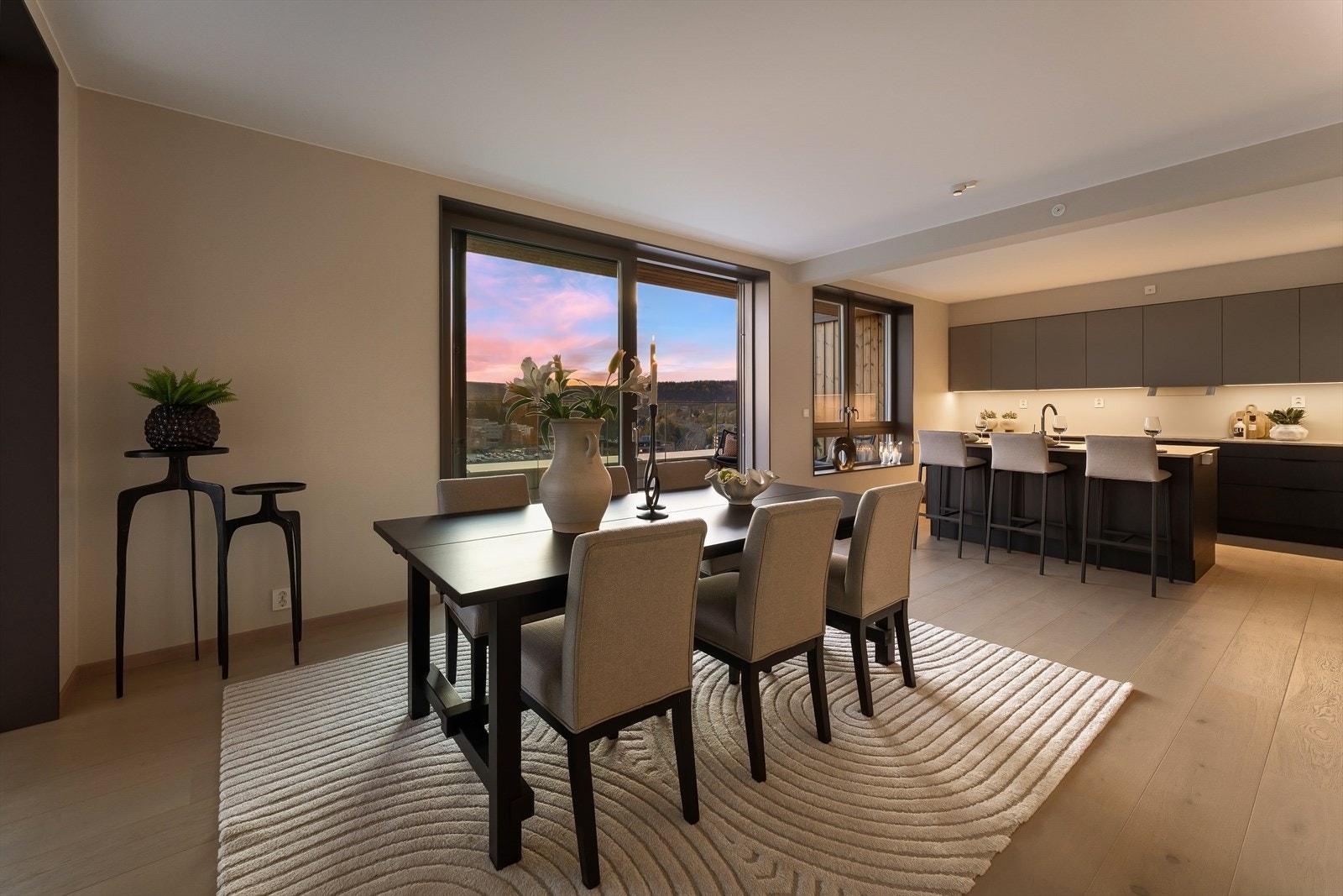 Spisestue og kjøkken (ca. 35 m2) i åpen løsning blir fort det sosiale samlingspunktet! Galleribilde