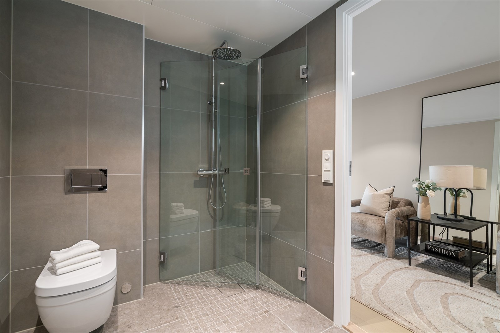 Bad 2 er i smakfulle og duse farger. Her er et dusj og solide glassdører. Varme i gulvet. Galleribilde