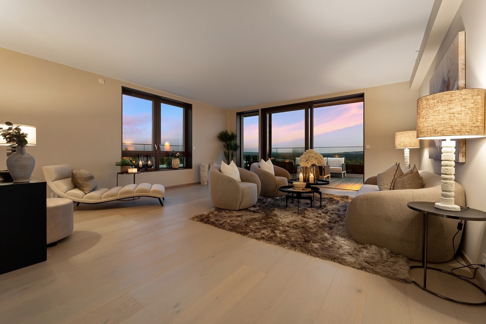 Lys og fin stue med store vindusflater og heve/skyvedør til terrassen. Stuen er ca. 41 kvm. - takhøyden er ca. 2,6m. Galleribilde