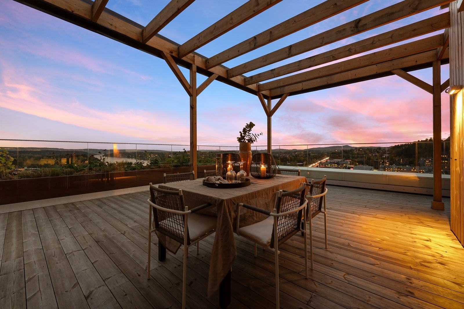 En stemningsfull kveldsstund på terrassen. Galleribilde