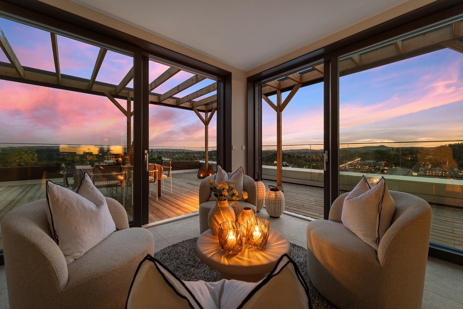 Velkomment til toppleiligheten i Jørgen Kanitz gate 10. Her får man byens beste utsikt, store uteplasser og en svært romslig leilighet! Galleribilde