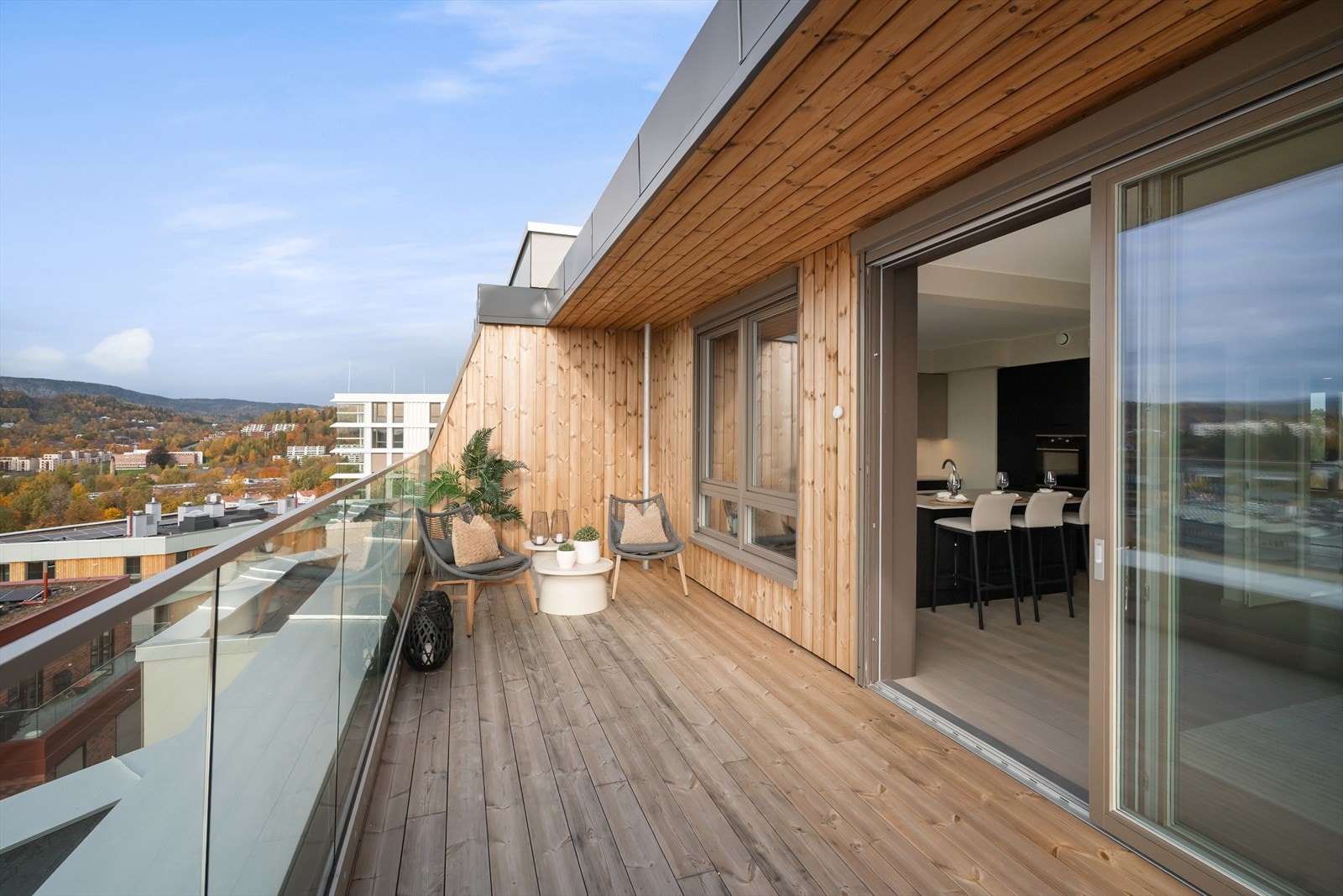 Terrassen utenfor kjøkken/spisestue - her ser man utsikten blant annet mot Hamangskogen og Vestmarka. Galleribilde