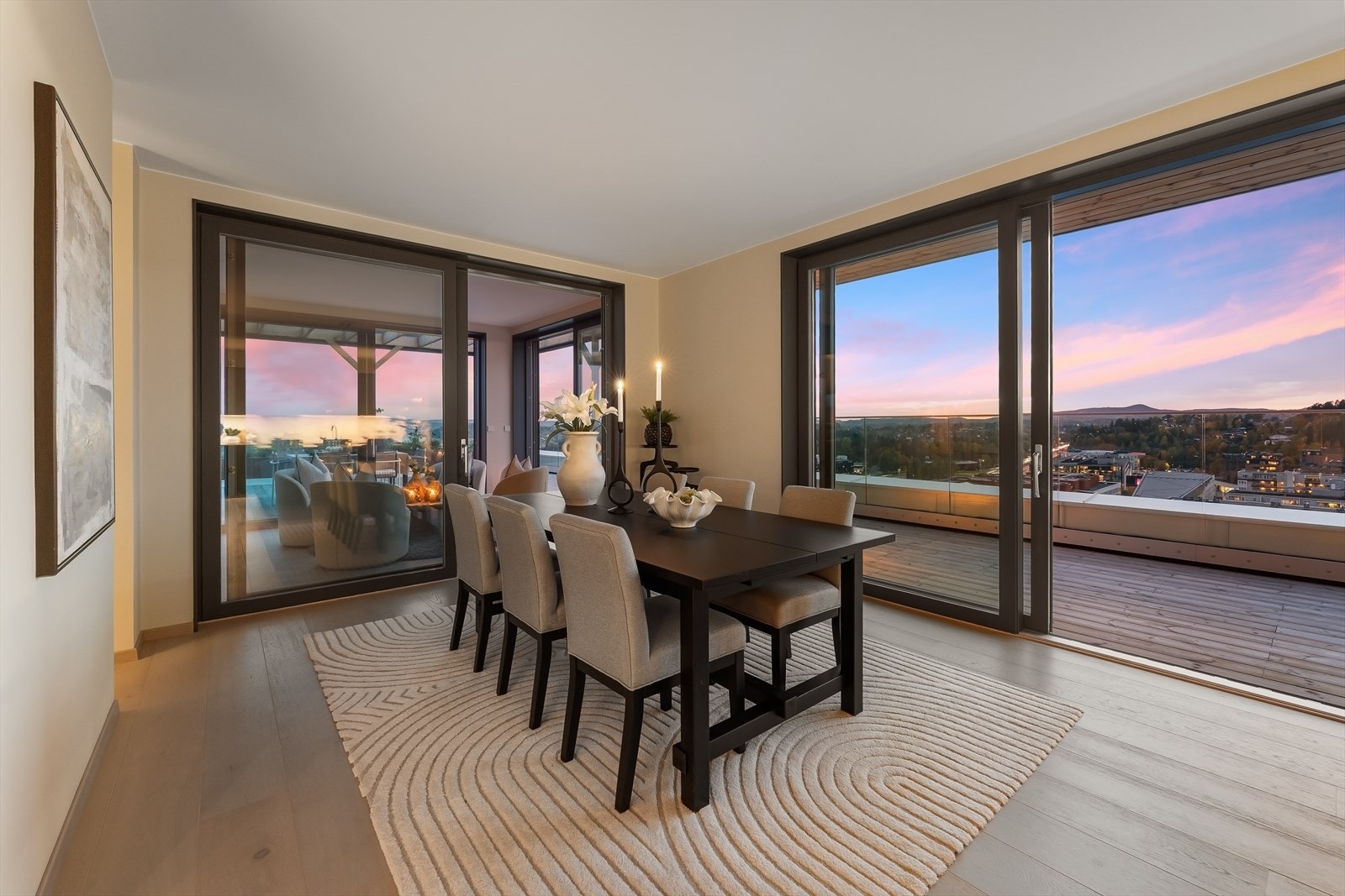 Det er stor heve skyvedør fra spisestuen og ut på terrassen. I tillegg er det stor heve/skyvedør inn til vinterhagen. Galleribilde