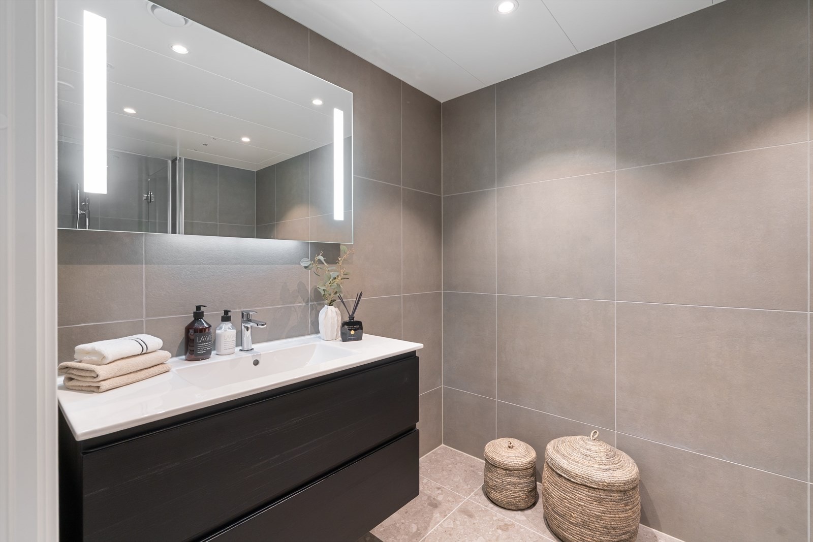 Bad 2 har også innredning med helstøpt servant og speil m/lys. Langs veggen er det plass til mer innredning om man skulle ønske seg det. Galleribilde