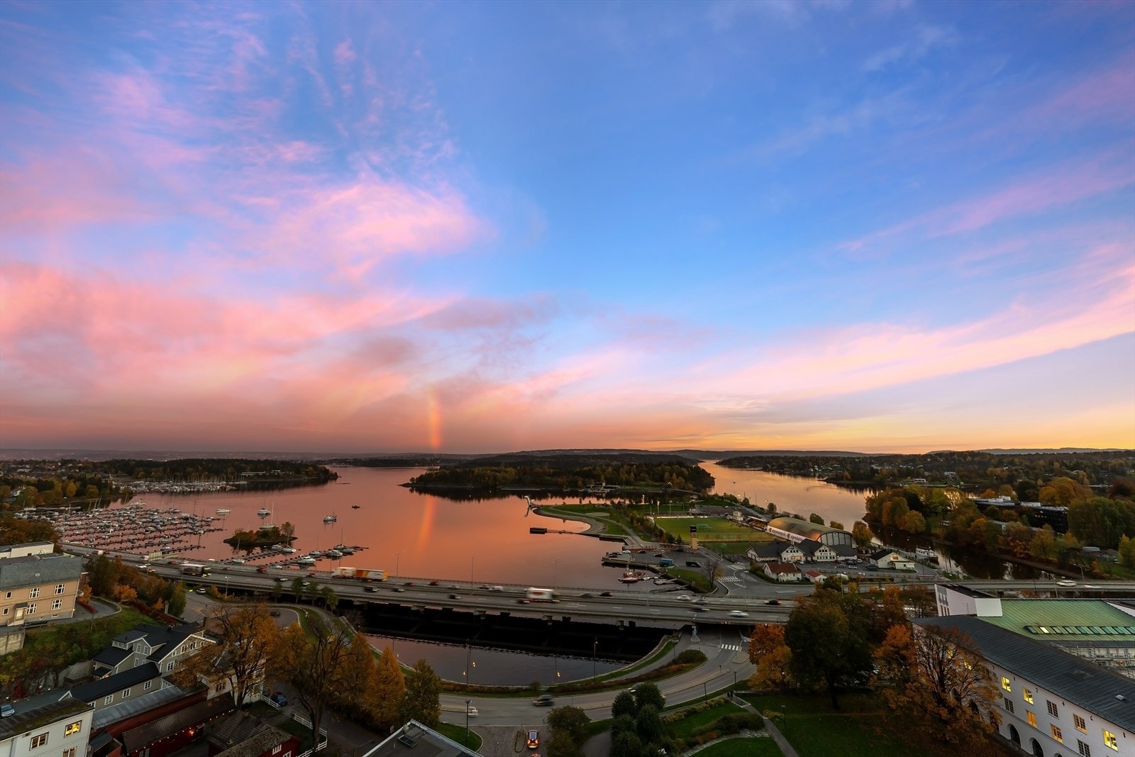 Utsikten er spektakulær, unik og langstrakt over Sandvika, Kalvøya og fjorden - et utsyn som gir ro, lys og inspirasjon året rundt Galleribilde