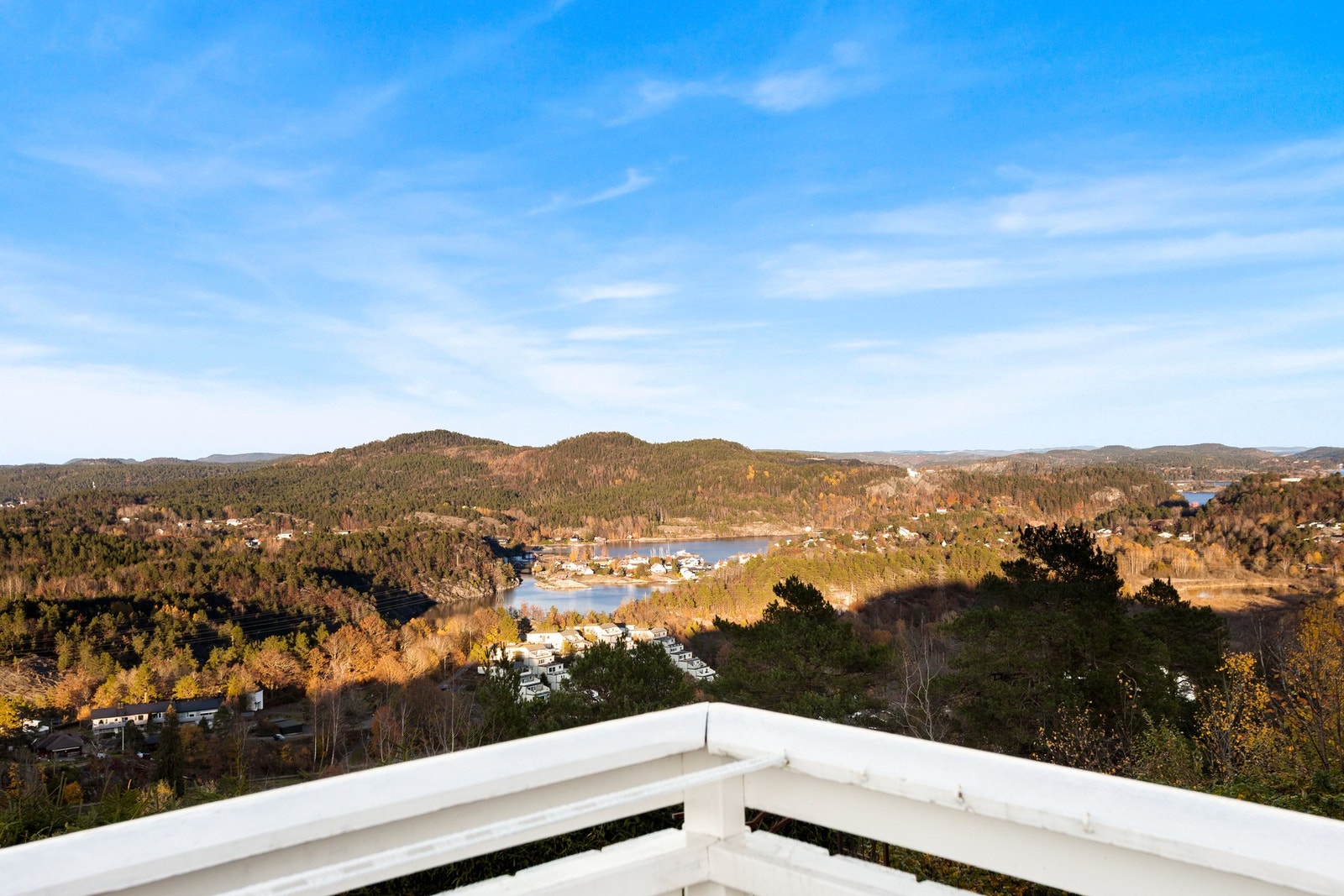 Perfekt for deg som ønsker god plass, solrike uteområder og et trygt og barnevennlig bomiljø. Galleribilde