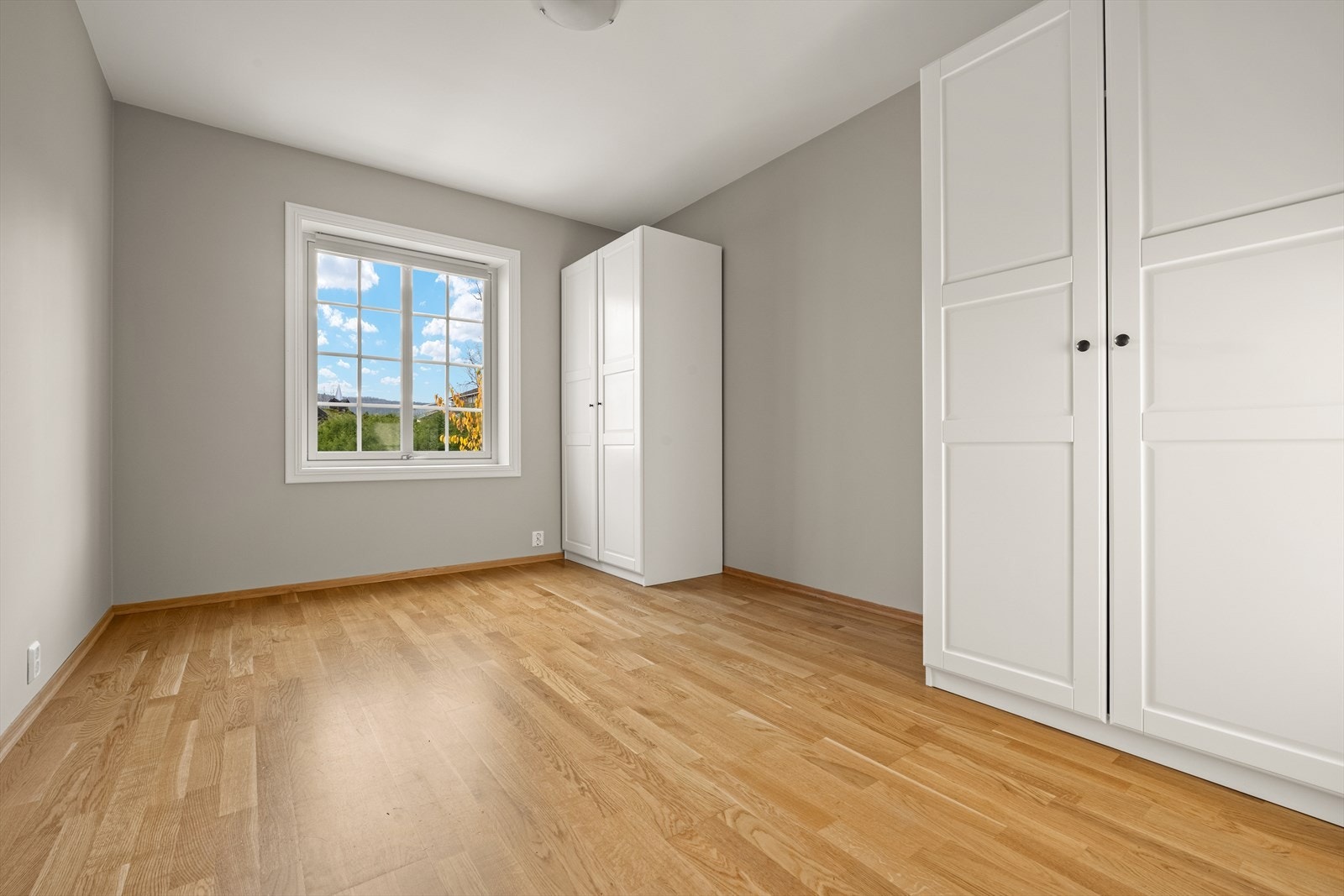 Det er to soverom i 1. etasje. Her soverom med garderobeskap og god plass til dobbeltseng. Galleribilde