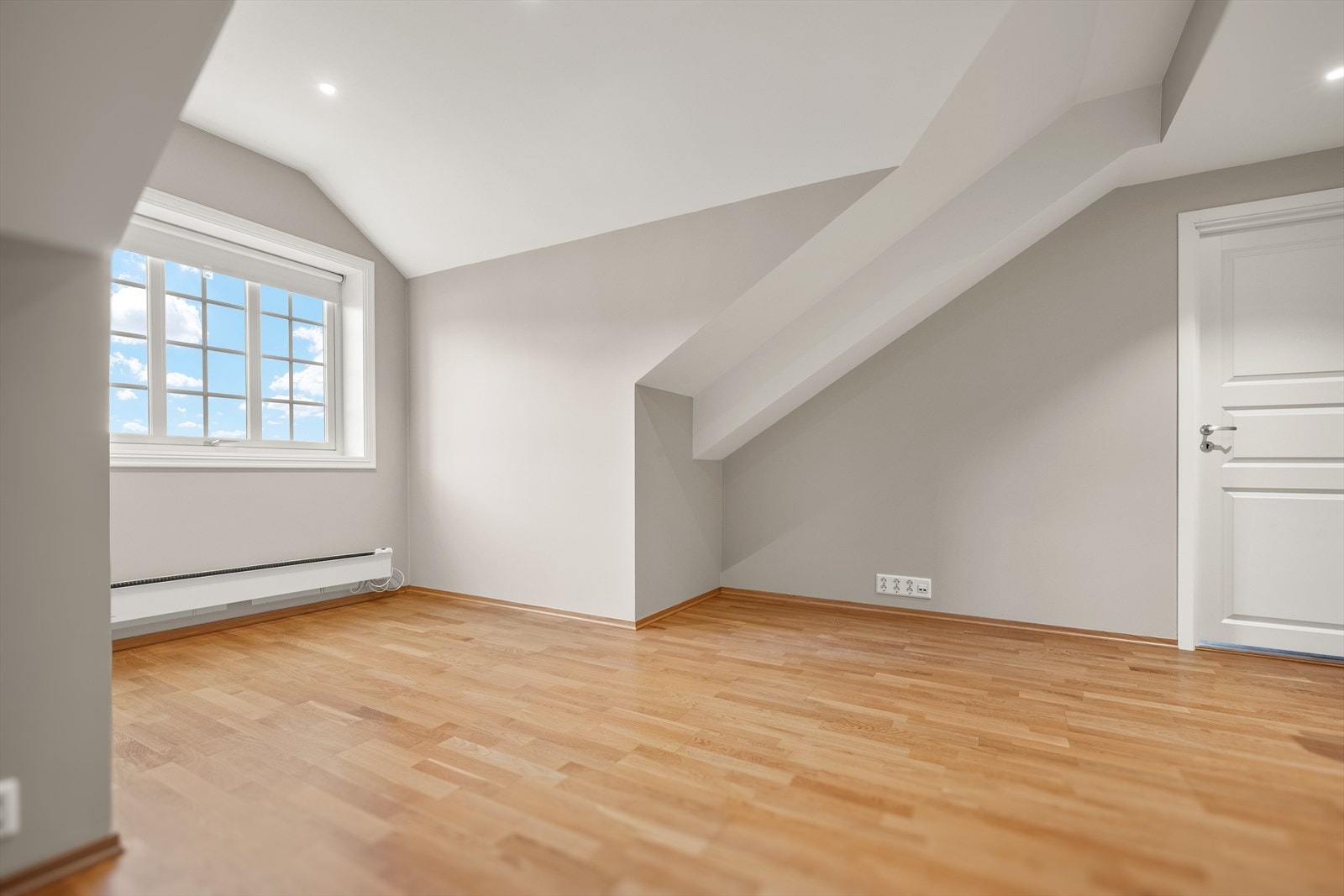 Lys loftstue i en delikat farge og downlights i tak -et godt utgangspunkt for ulik møblering og personlig stil. Galleribilde