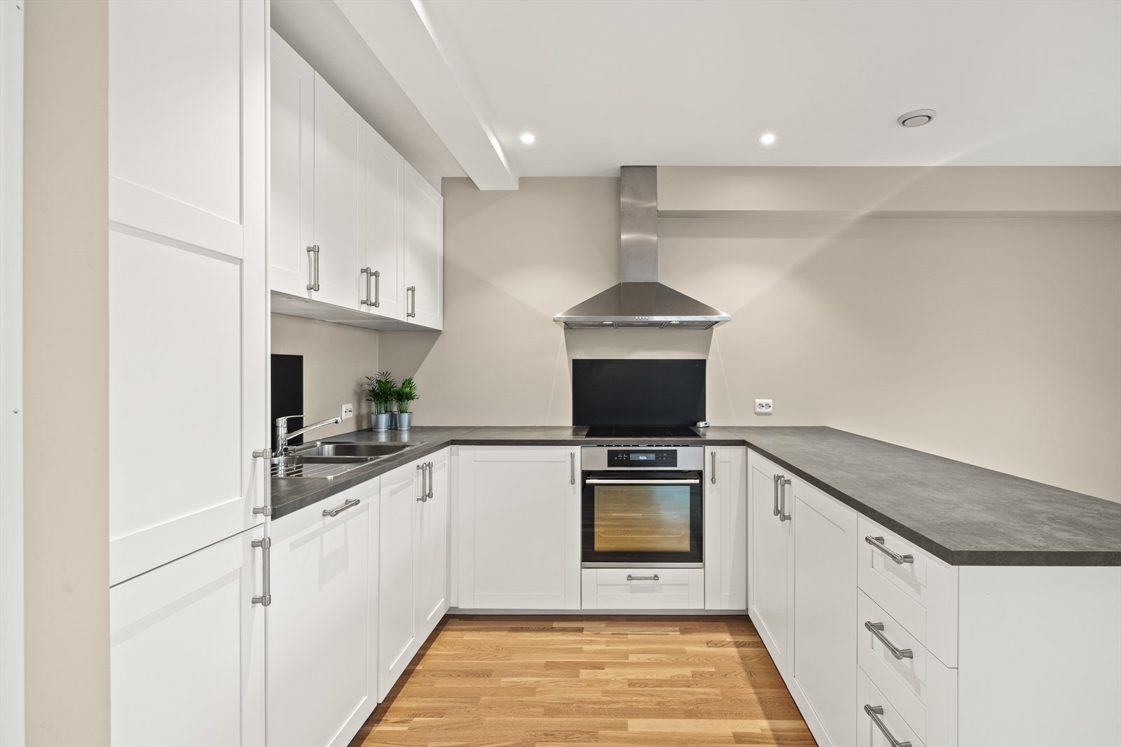 Integrerte hvitevarer med kjøleskap/frys, oppvaskmaskin, stekeovn og platetopp - alt du trenger for en enkel og moderne hverdag. Galleribilde