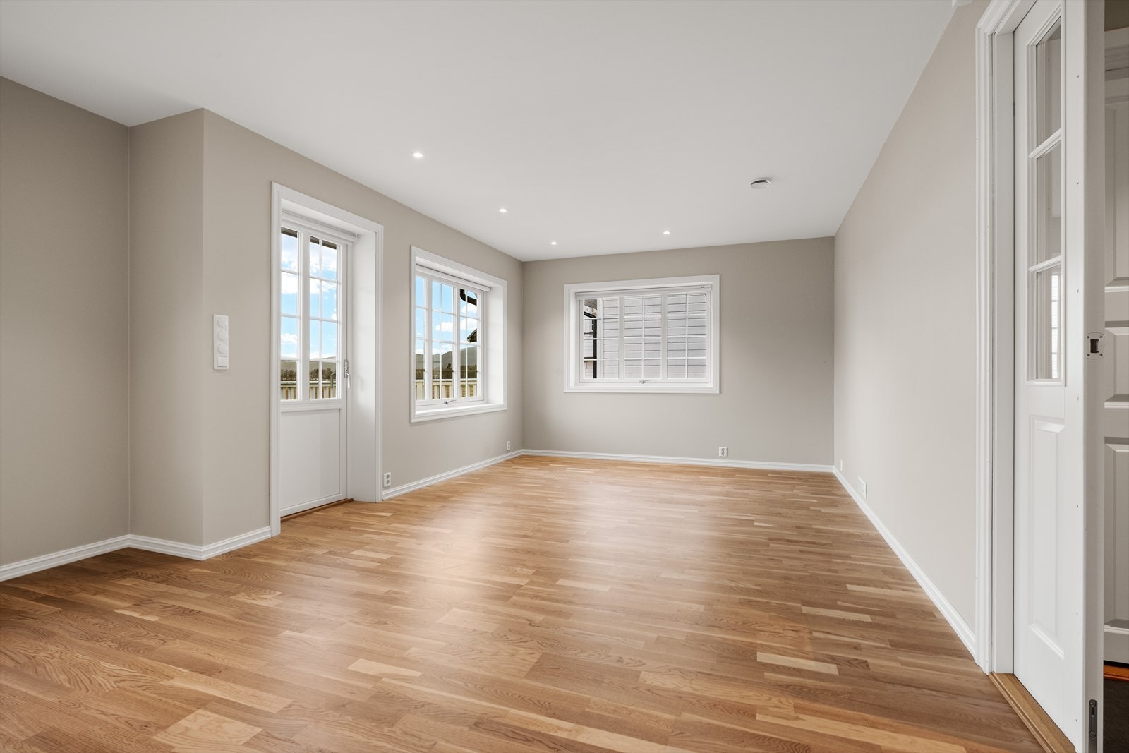 Utgang til solrik balkong fra stuen. Galleribilde