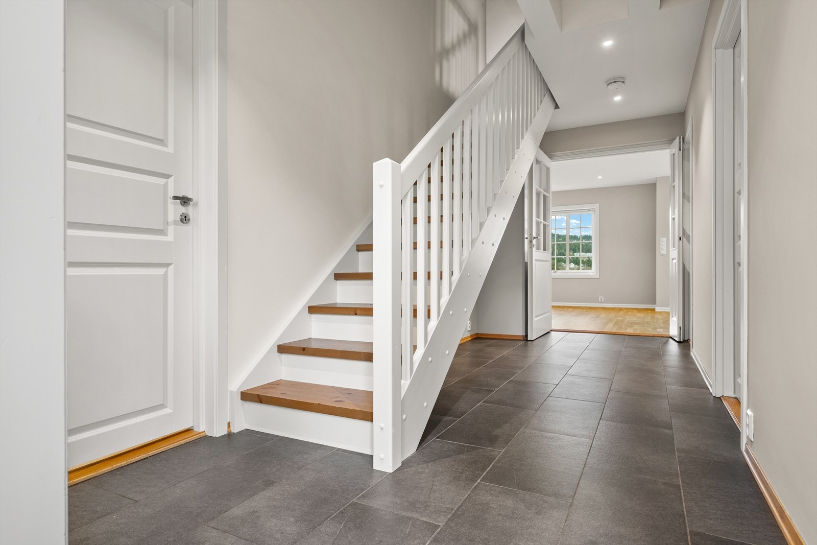 Solid trapp leder opp til boligens 2. etasje. Galleribilde