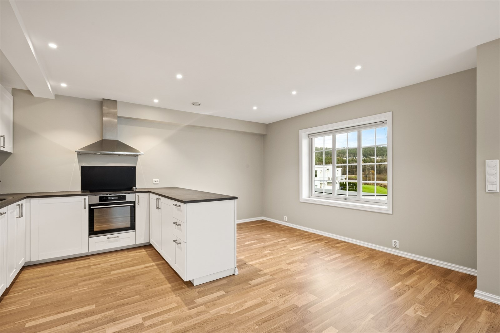 Det er god plass til spisegruppe i tilknytning til kjøkkenet. Galleribilde