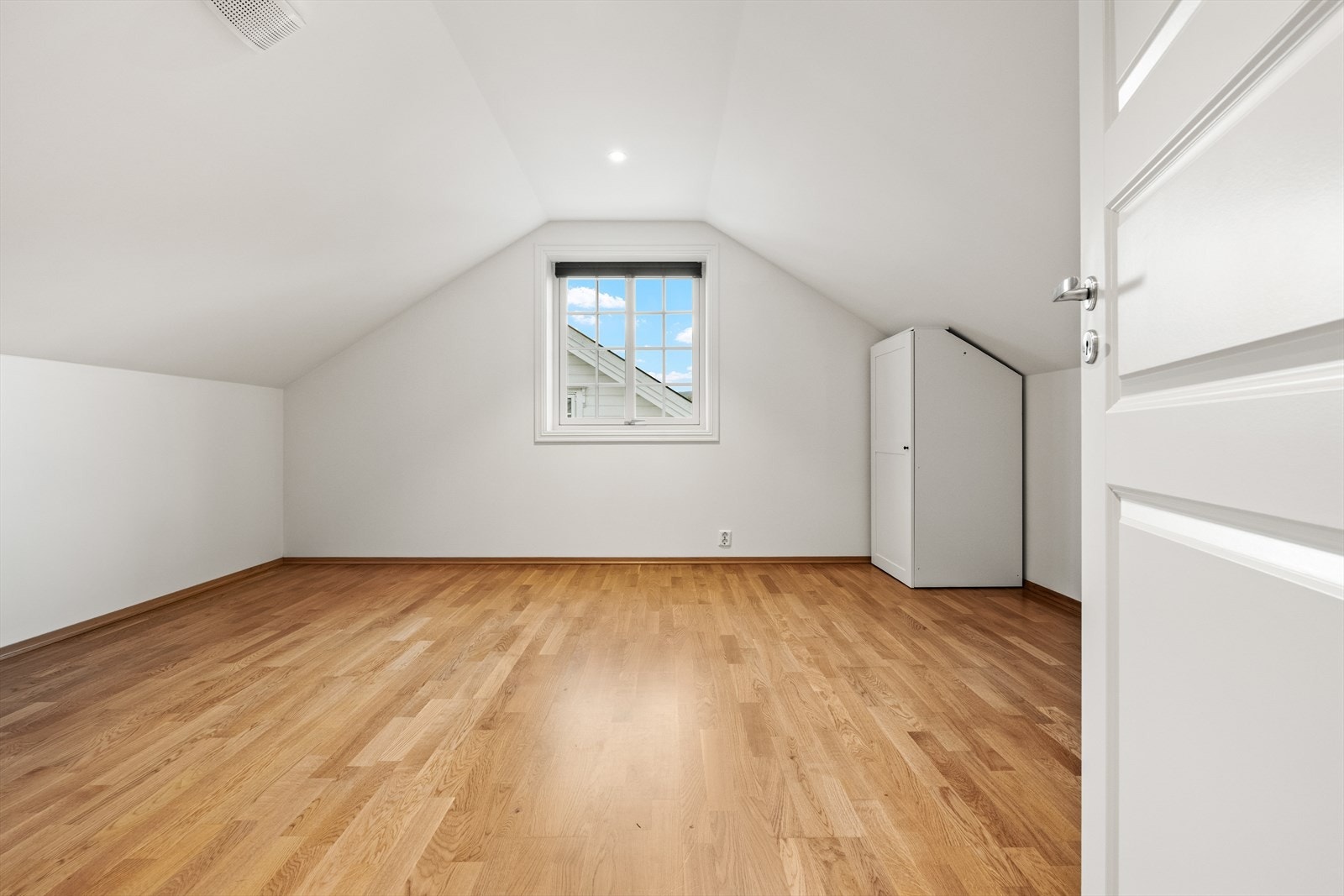 Romslig soverom i loftsetasjen. Galleribilde