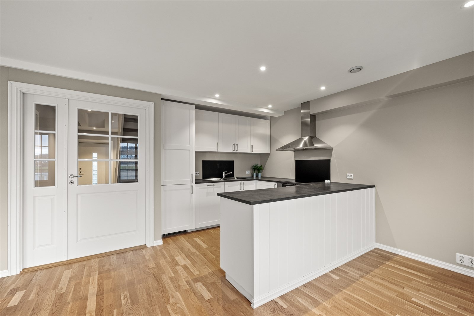 Pent og funksjonelt kjøkken med profilert innredning og benkeplate i slitesterk laminat. Galleribilde