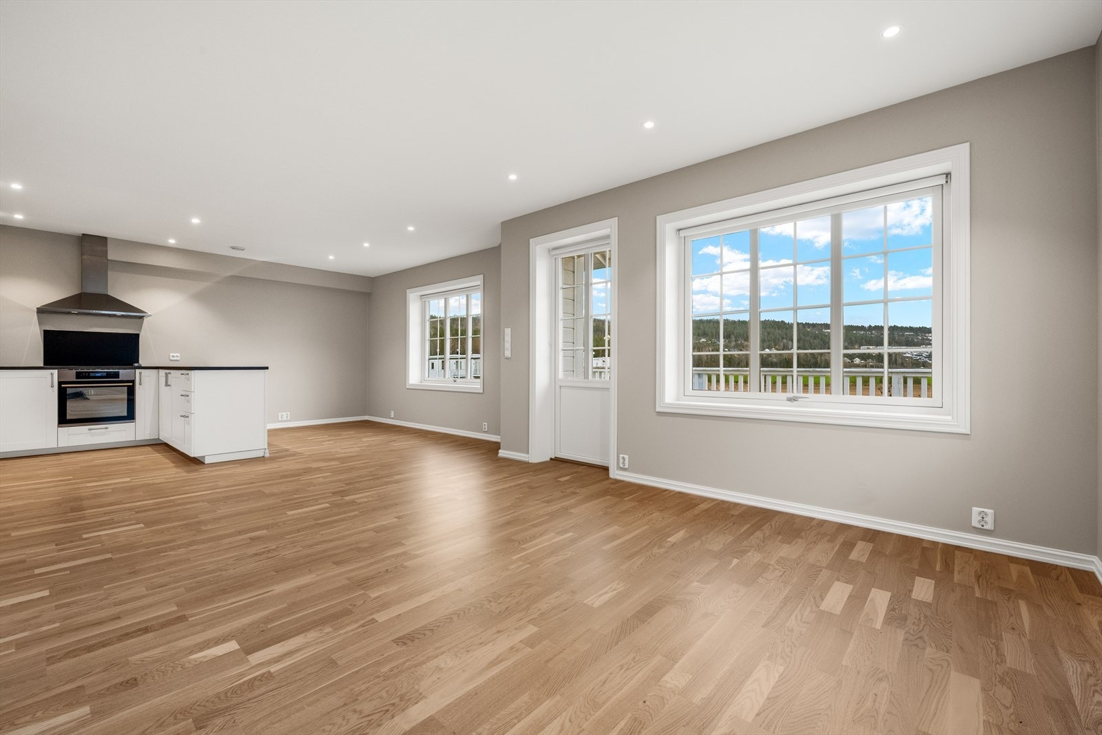 Åpen, sosial løsning mellom stue og kjøkken. Store vindusflater sørger for godt, naturlig lys. Galleribilde