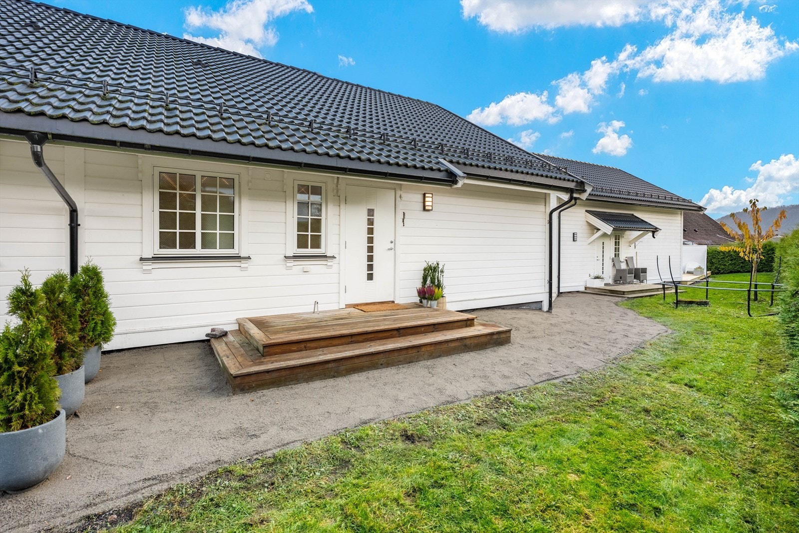 Hyggelig inngangsparti. Hver seksjon disponerer det uteareal som naturlig tilhører seksjonen. Galleribilde