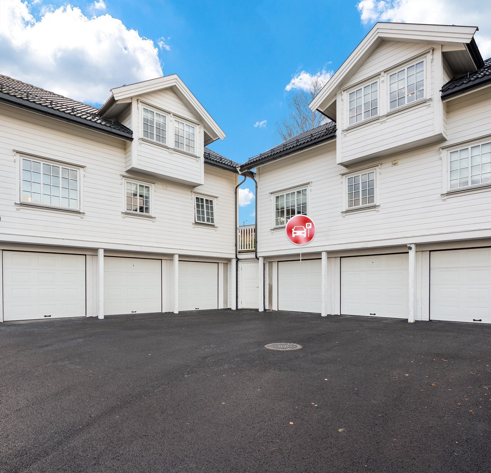 Leiligheten har en parkeringsplass i felles garasjeanlegget. Galleribilde