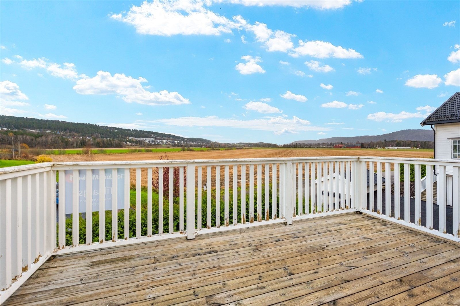 Fri utsikt mot kulturlandskapet fra balkongen. Galleribilde