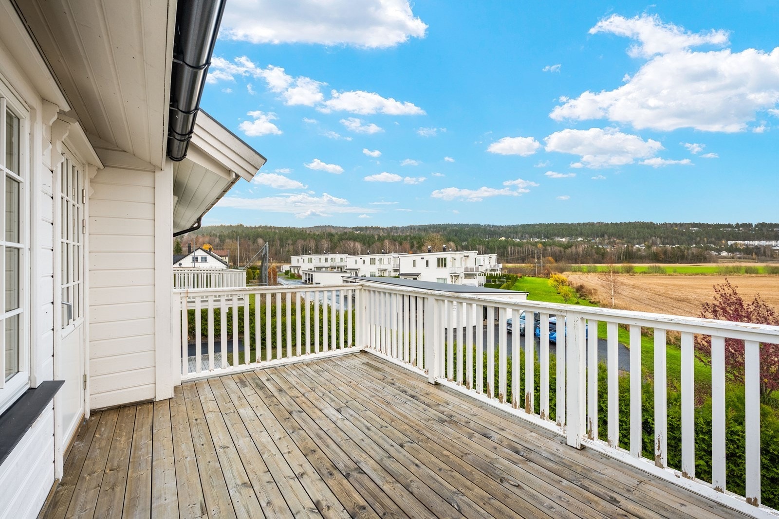 Balkongen er romslig med god plass til ønsket møblement. Galleribilde