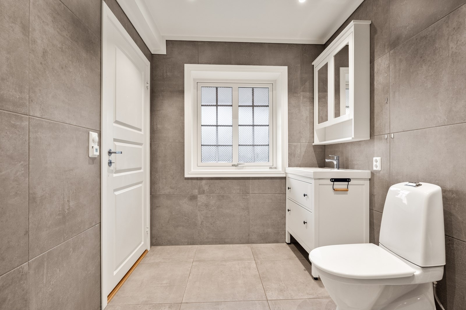 Et rent og pent bad med tidløs utførelse som gir en behagelig spa-følelse i hverdagen. Galleribilde