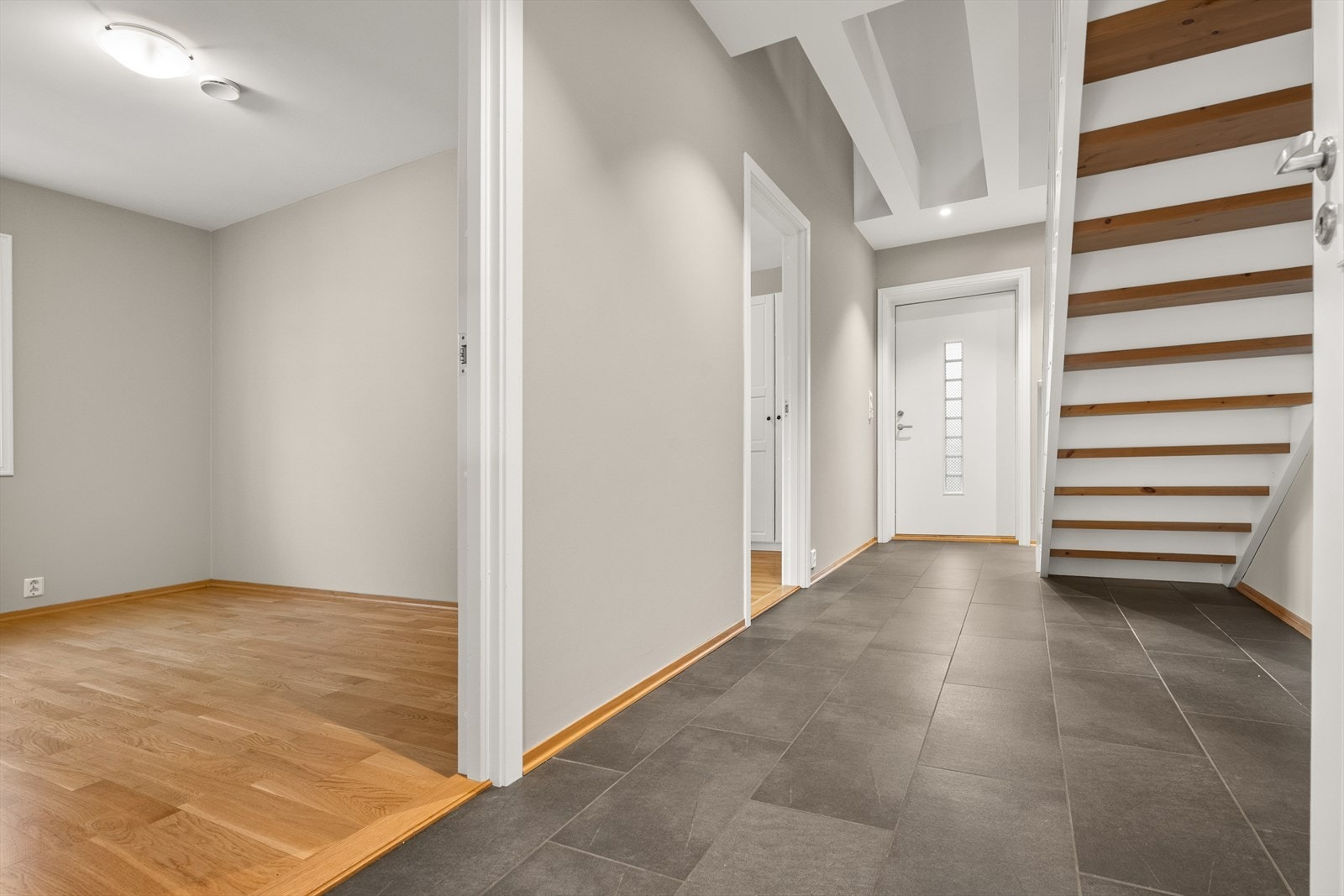 Lys entré ønsker velkommen inn. Varmekabler i gulv for lun og behagelig atmosfære. Galleribilde