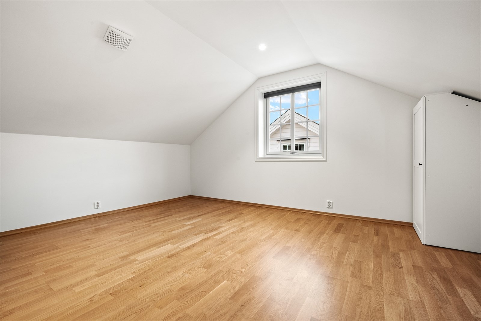 Romslig soverom i loftsetasjen. Galleribilde