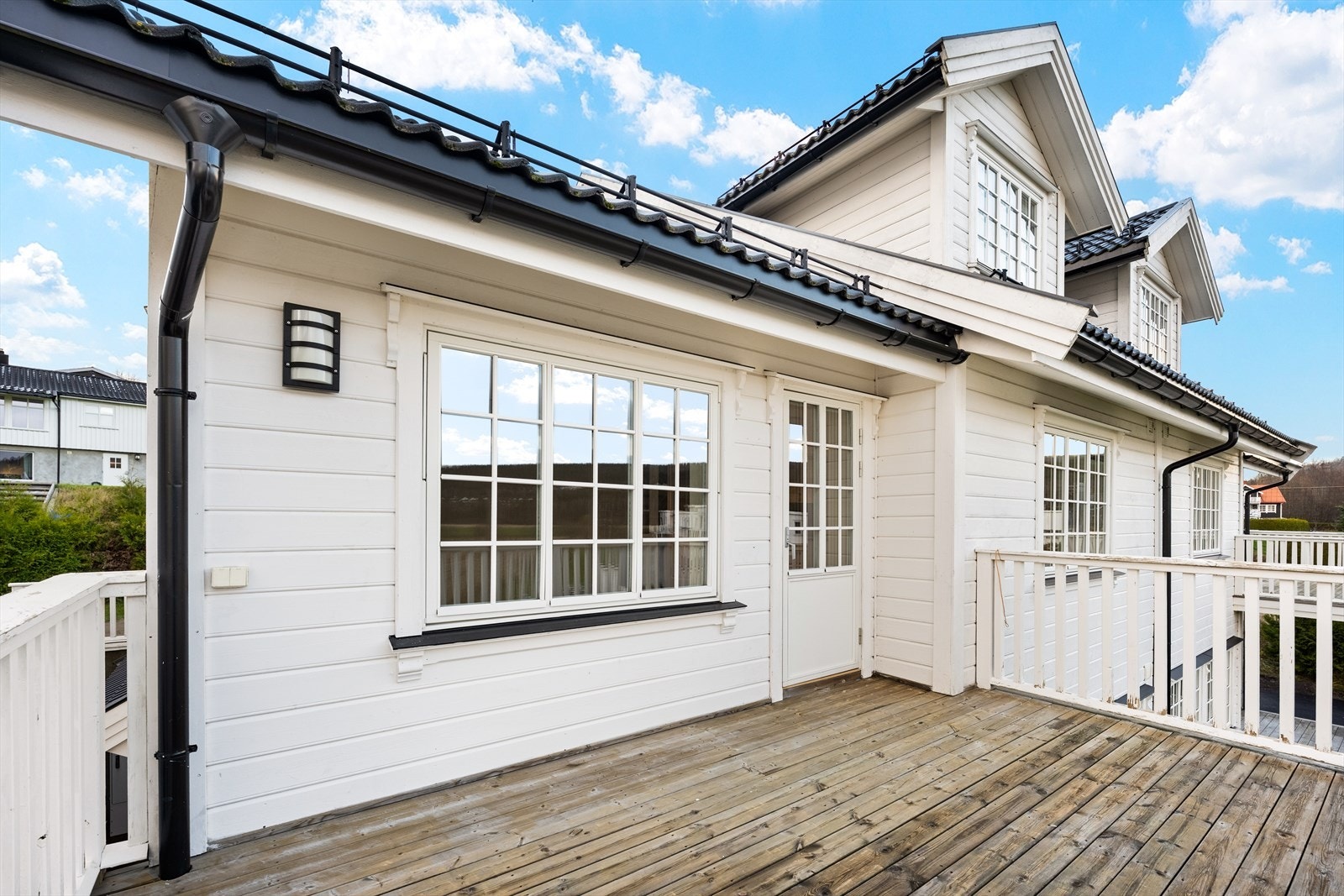 Utgang til solrik balkong fra stuen. Galleribilde