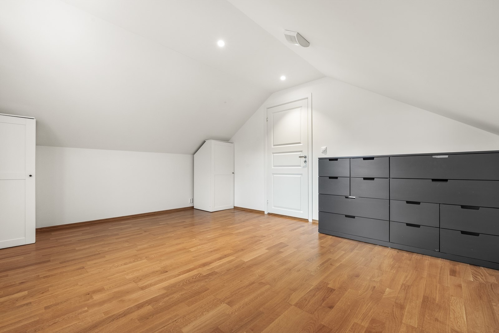 Romslig soverom i loftsetasjen. Galleribilde