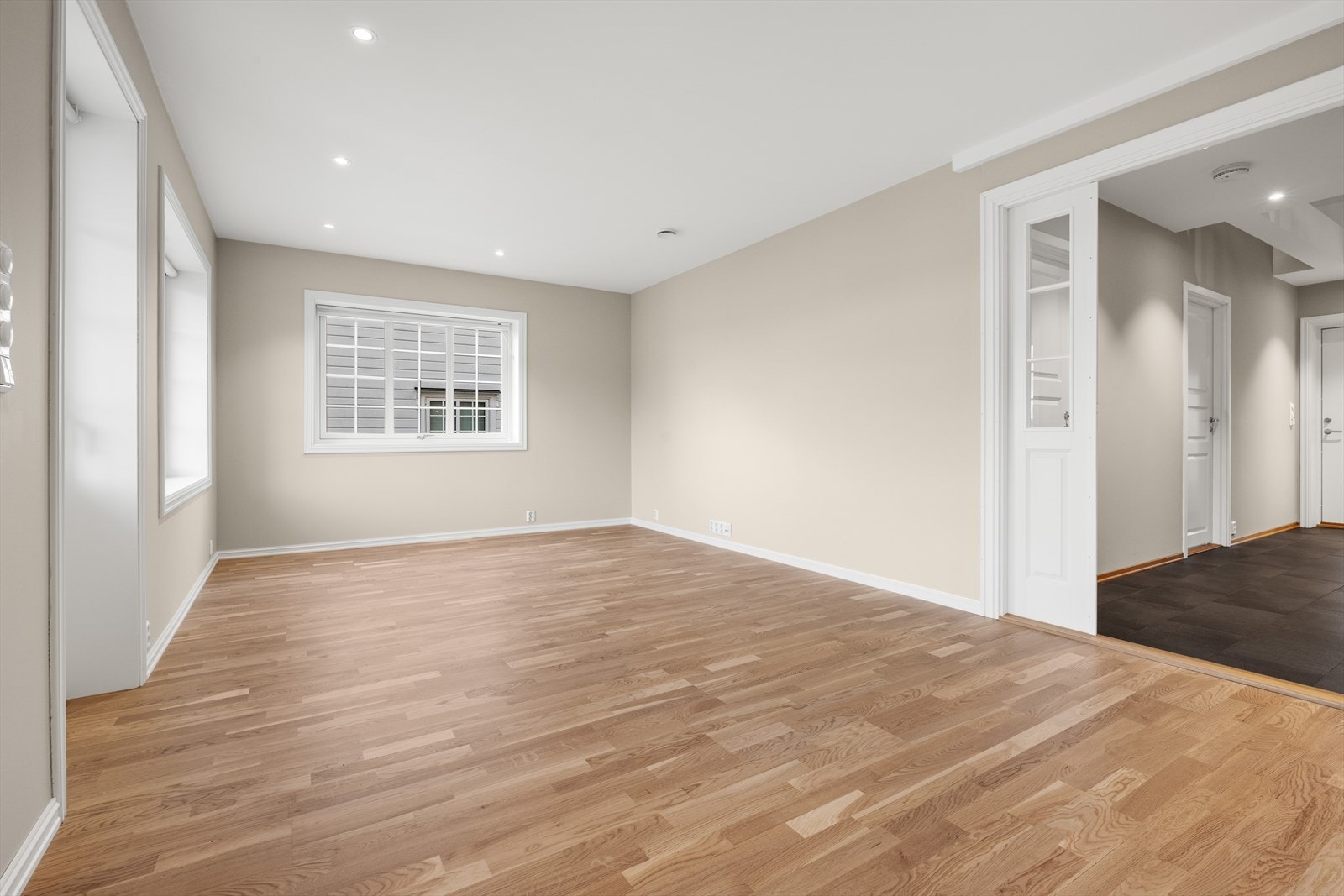 Romslig stue med parkett på gulv og malte veggflater i en delikat fargepalett. Vegger er nymalt og parketten ny høsten 2025. Her kan man flytte rett inn! Galleribilde