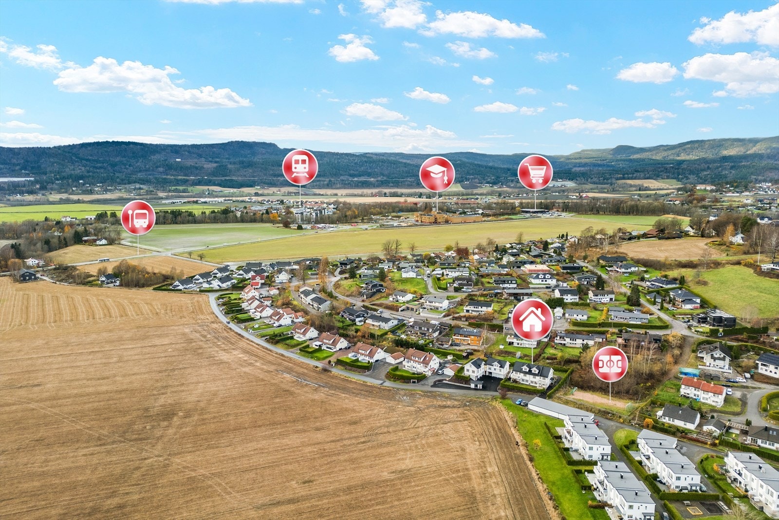 Kort vei til Sande sentrum med barnehager, barne- og ungdomsskole, butikker, bank, jernbanestasjon og øvrige servicetilbud. Galleribilde