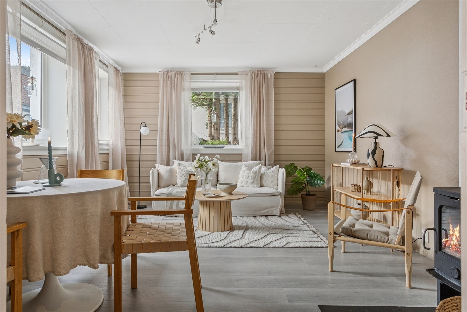 Leiligheten er innholdsrik med romslig entré, lys og fin stue, nytt kjøkken, bad, 2 soverom og stor bod som i dag brukes som et ekstra soverom. Galleribilde