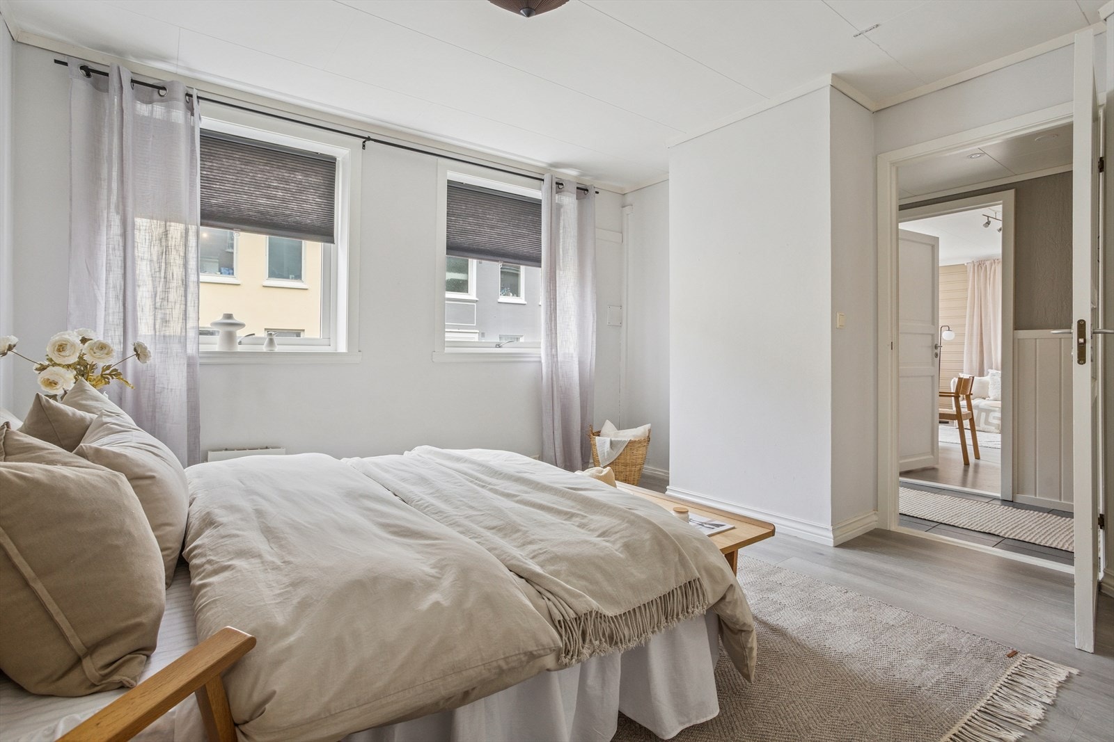 Rommet ligger fint og rolig til mot uteplass og enveiskjørt gate, så her er det helt minimalt med støy. Galleribilde