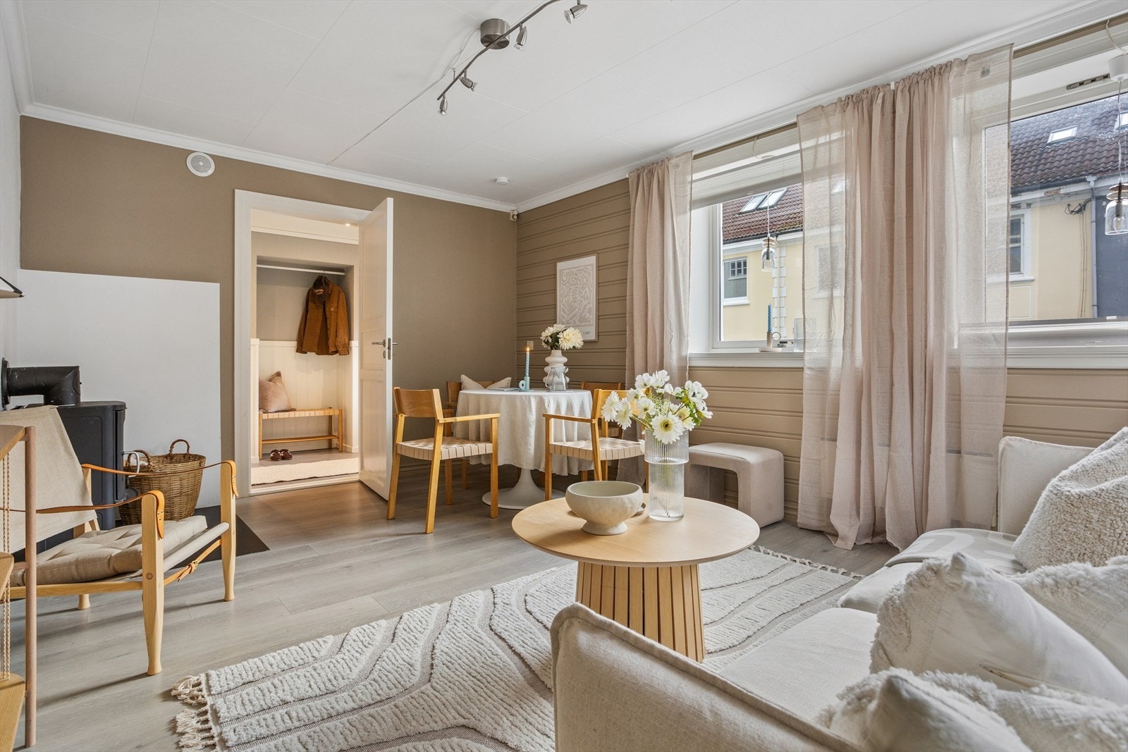 Stuen er lys og romslig, med plass til både sofagruppe og spisebord. Legg merke til moderne peisovn fra 2010, som varmer på kalde kvelder Galleribilde