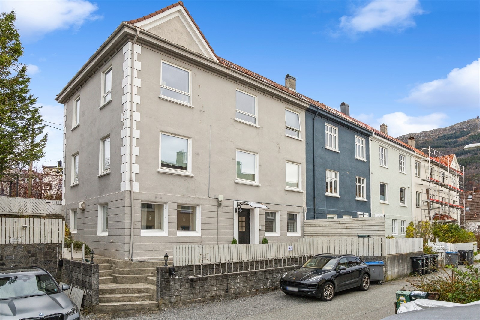 Legg merke til parkeringsplass med lader rett utenfor inngangen. Parkeringsplassen er den hvor det på bildet er parkert en svart bil. Til venstre på bildet ser vi trapp til sameiets fine fellesområder Galleribilde