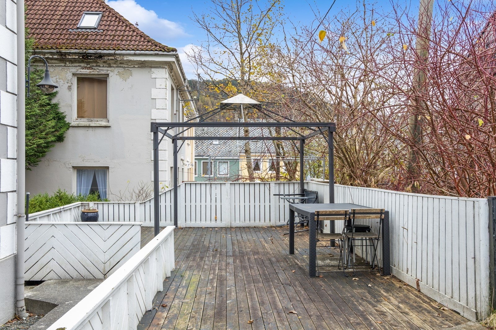 Sameiet har stor uteplass som kan innredes med romslig sofagruppe, og nytes med familie og venner på sommertid! Det er også felles utebod på sameiets tomt. Galleribilde
