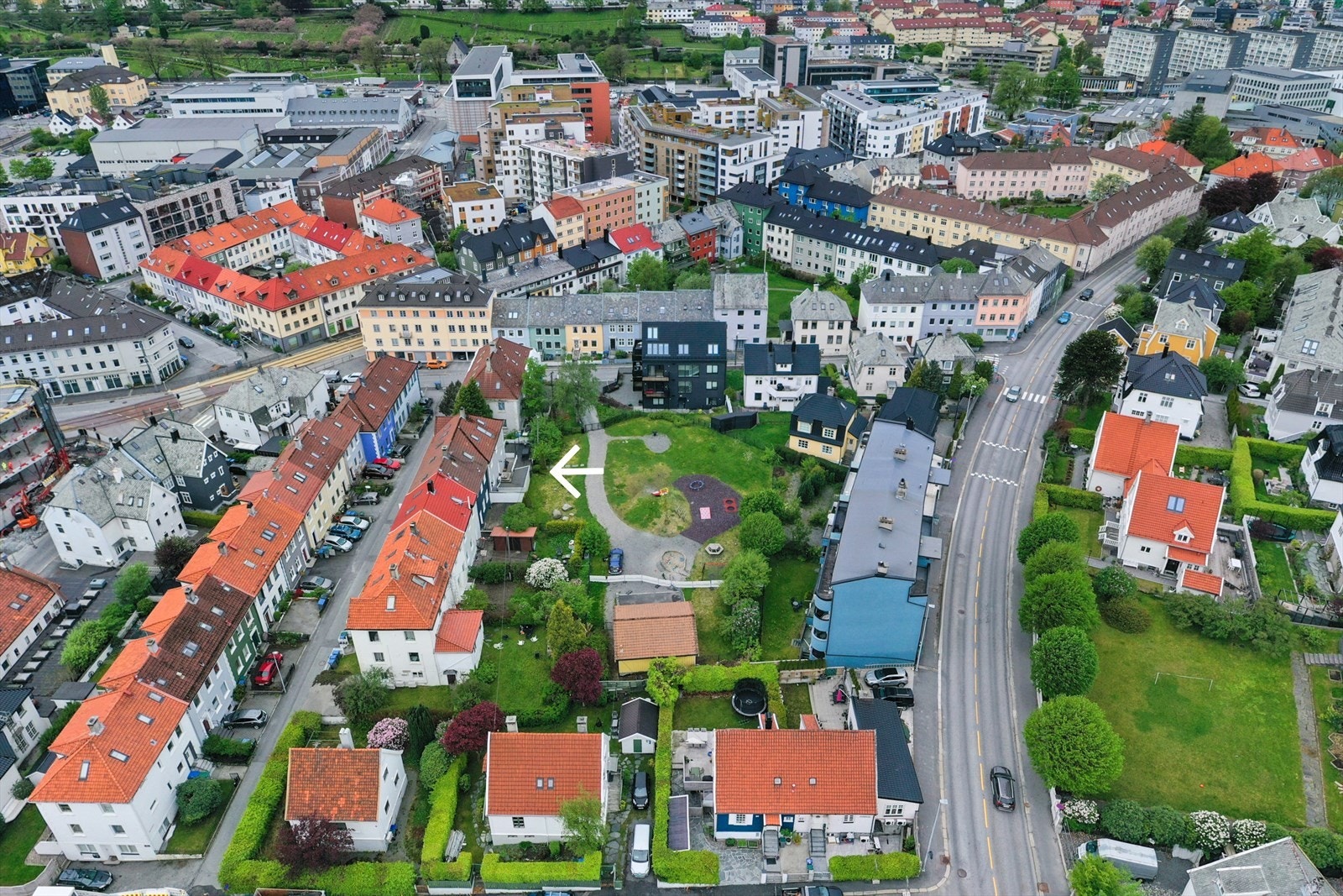 Fra sameiet er det direkte utgang til stort og vakkert grøntområde. Her kommer du bort fra støy og trafikk - en nydelig, rolig oase midt i hjertet av Kronstad! Galleribilde