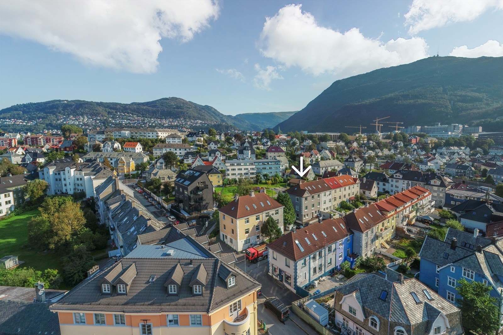 Like ved boligen finner vi flere servicetilbud. Bybanen går et par minutter unna, og Kronstad X byr på kafé, butikk og treningssenter. Fine turområder ved Byfjellene! Galleribilde