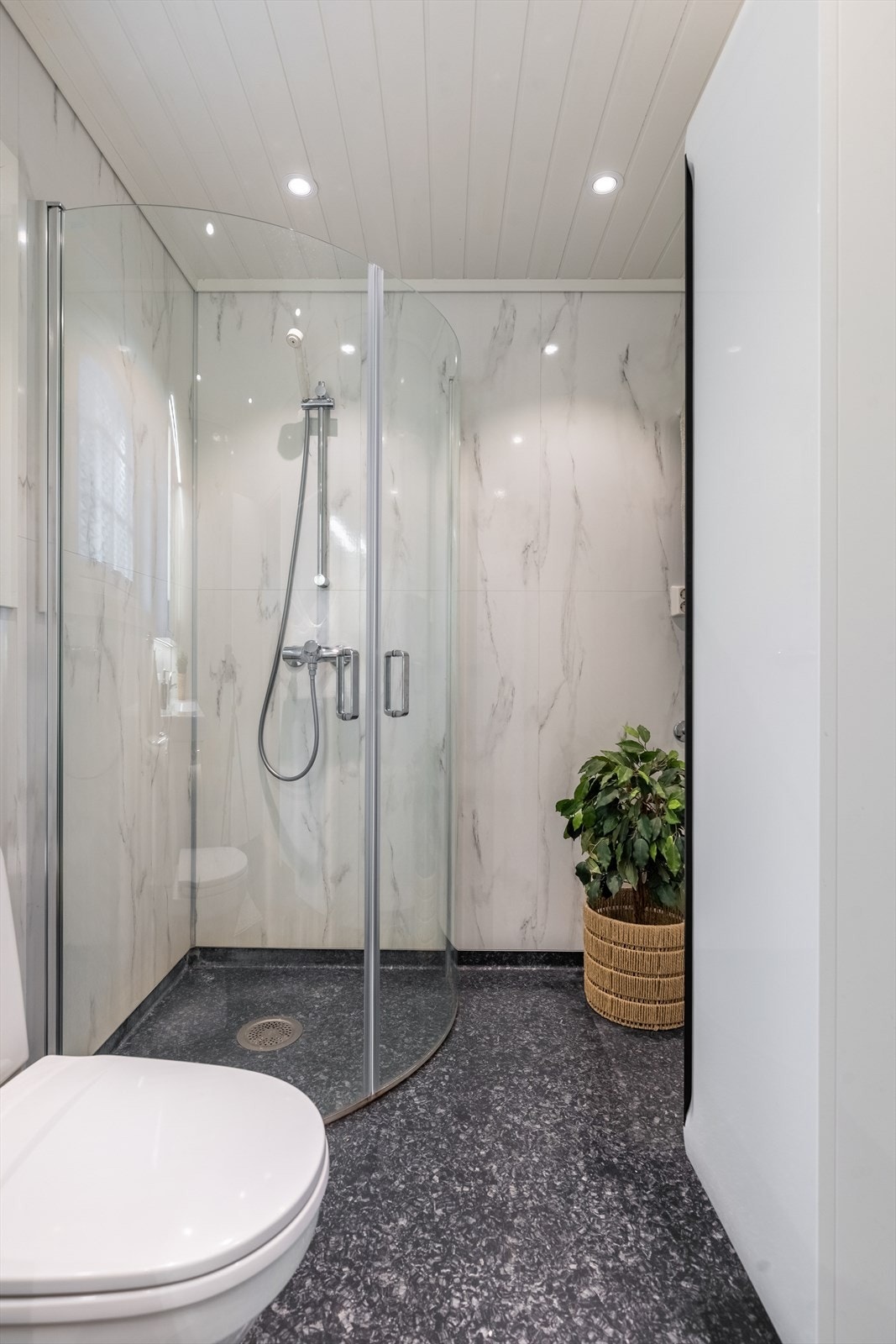 Romslig dusjhjørne med glassdører og moderne armatur Galleribilde