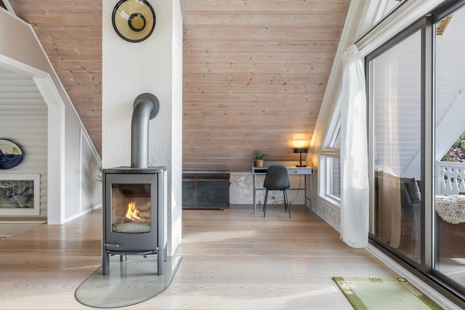 Peisovn og god plass til innredning med utgang til balkong Galleribilde