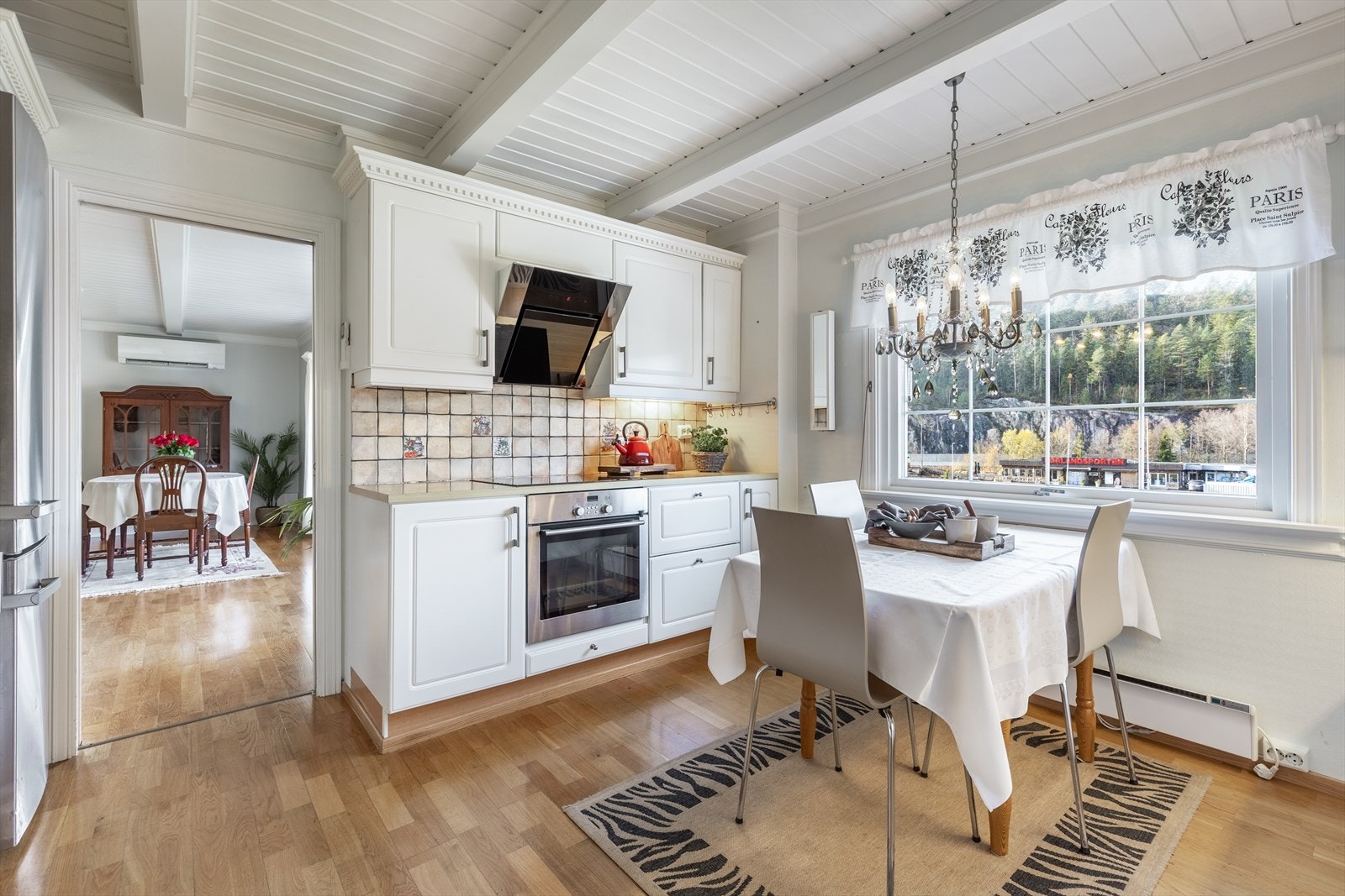 Lyst og innbydende kjøkken med god plass til spisebord Galleribilde