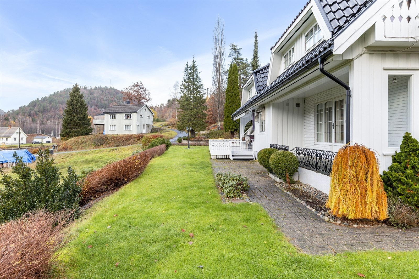 Velstelt hage og uteplass med gangvei og terrasse Galleribilde