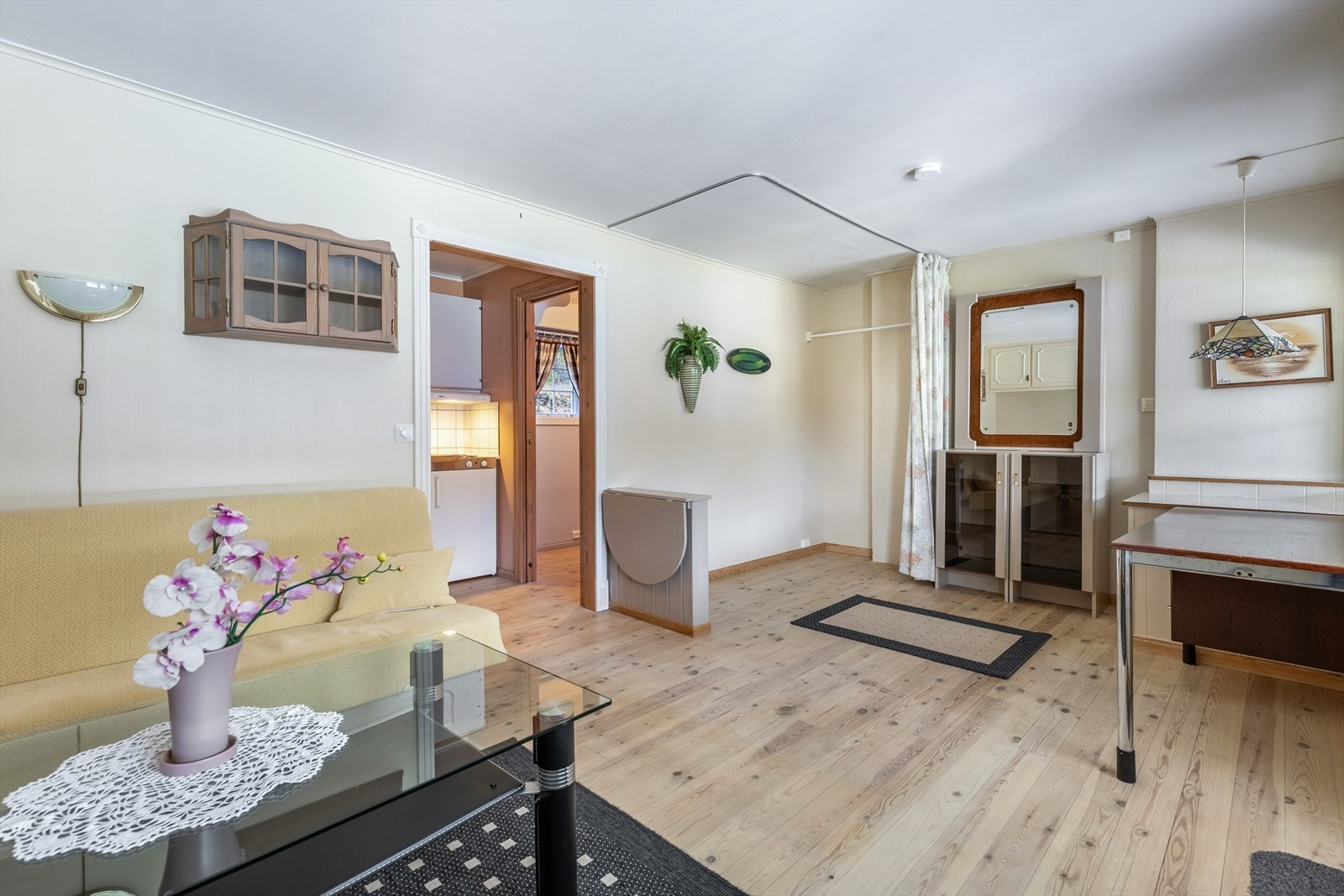 Lys og praktisk hybel med egen inngang fra terrassen og adkomst til kjøkken og bad Galleribilde