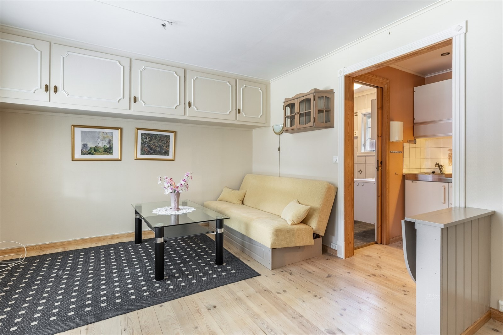 Lun stuedel med plass til sittegruppe og naturlig tilknytning til kjøkkenet Galleribilde