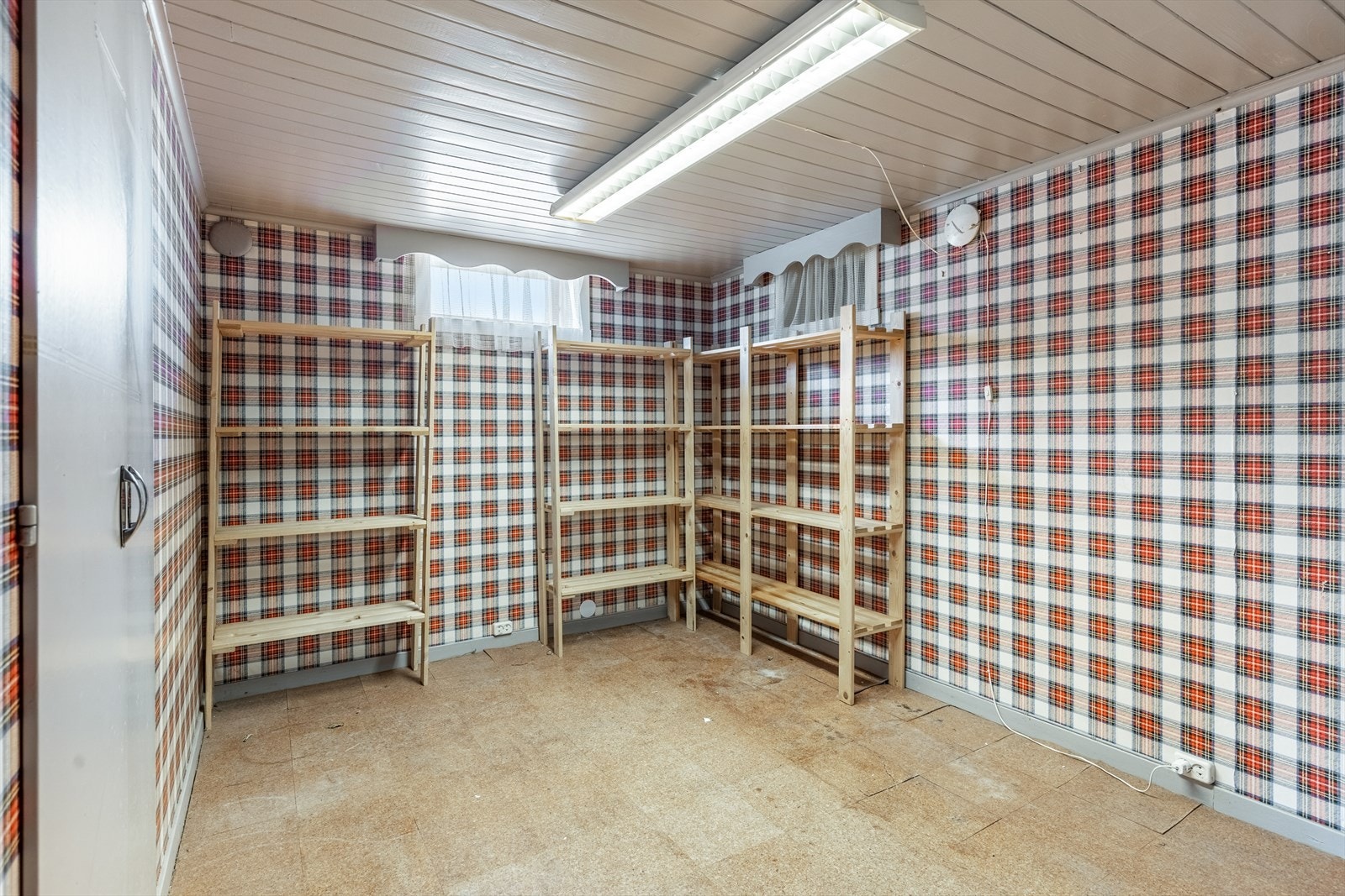 Praktisk bod med vindu - mange bruksmuligheter og god plass til oppbevaring. Galleribilde